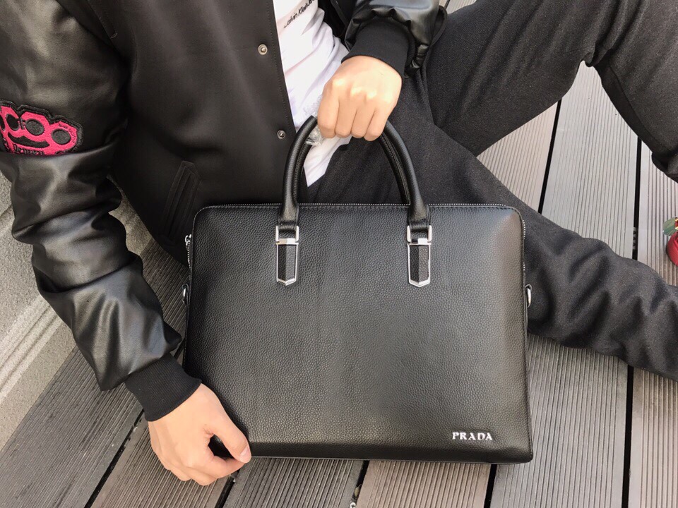 普公文包顶级原版狠货2022最新款式男士公文包‼️顶级原单货‼️里外都是顶级材质（意大利进口牛皮）超高清