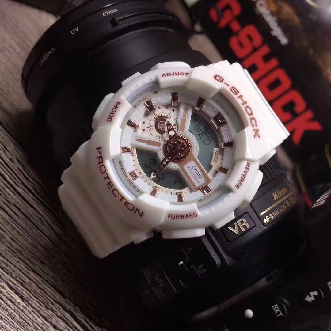 E0    Casio 卡西欧 G-SHOCK–45度°经典防震表盘设计配合冲击视觉的强烈色彩LCD液晶显示盘精确到1/1000秒的秒表计速功能防震防磁200米防水 48个城市时间倒计时闹钟全自动日历等多样强大功能