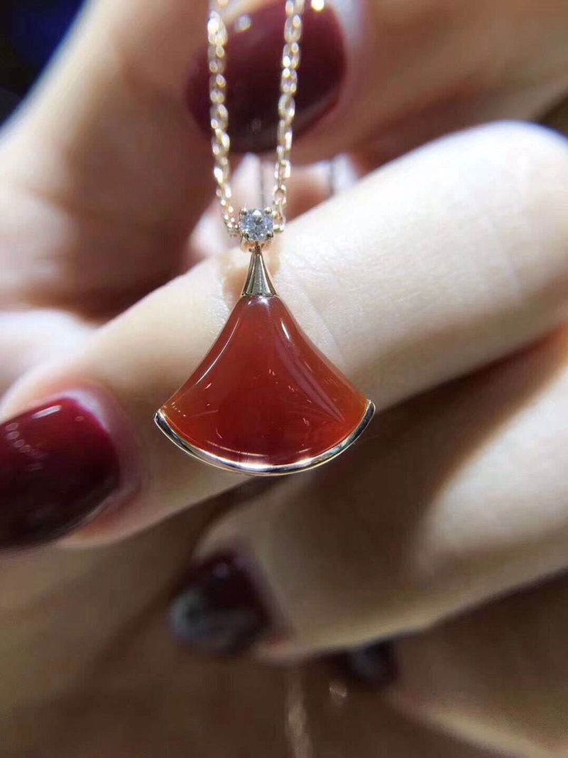Bvlgari 只为给你展现宝格丽的《扇解人意》 你说是小裙子 也可以 偷笑