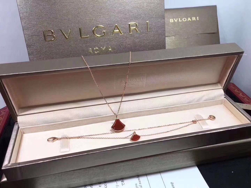 Bvlgari 只为给你展现宝格丽的《扇解人意》 你说是小裙子 也可以 偷笑