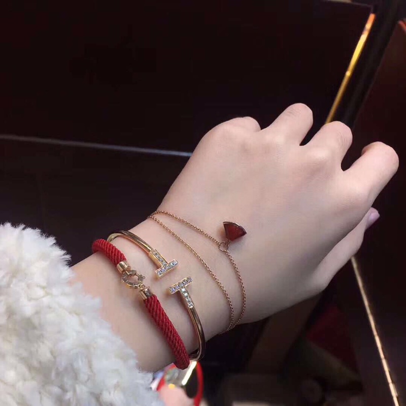 Bvlgari 只为给你展现宝格丽的《扇解人意》 你说是小裙子 也可以 偷笑