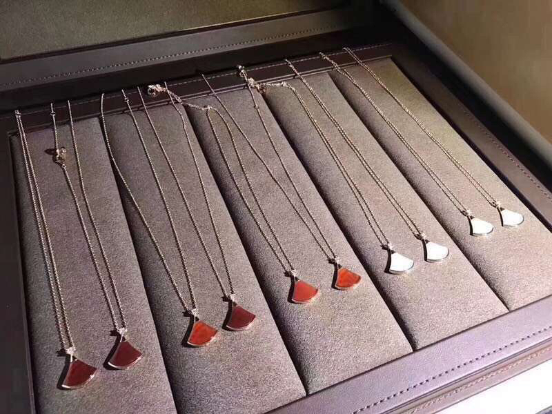 Bvlgari 只为给你展现宝格丽的《扇解人意》 你说是小裙子 也可以 偷笑