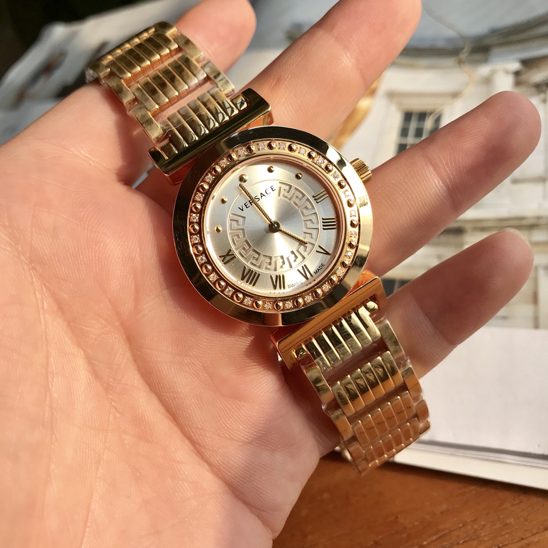 NO:157816,Package 50 Versace Q-inlaid diamond quartz women's watch, dial inlaid with 24 Vs1.3 real diamonds, real diamonds, real diamonds. The official price is not cheap, nearly 30,000 yuan on sale, the watch diameter is 35mm, classic retro, diverse colors, extremely outstanding details, fidelity, good price, versace19860909批 包装50 范思哲Q镶钻石英女表,表盘镶嵌24颗Vs1.3真钻、真钻、真钻.官价不菲,近3万在售,表径35mm,经典复古、色彩多样,细节极其出众,保真,好价出,,versace,Watch