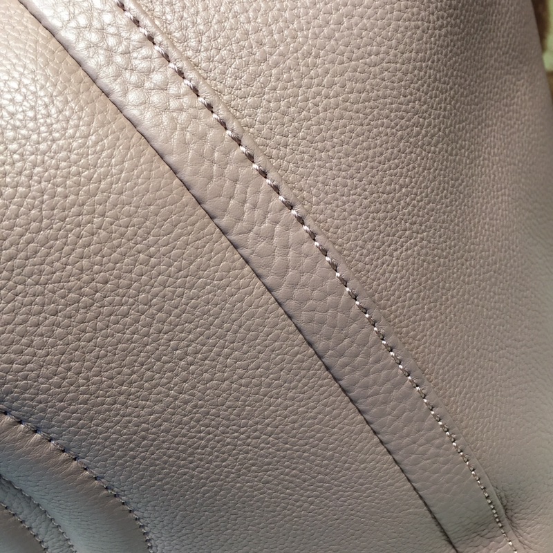 GUCCI古驰女士牛皮时尚双G浮雕纯色手提包282309