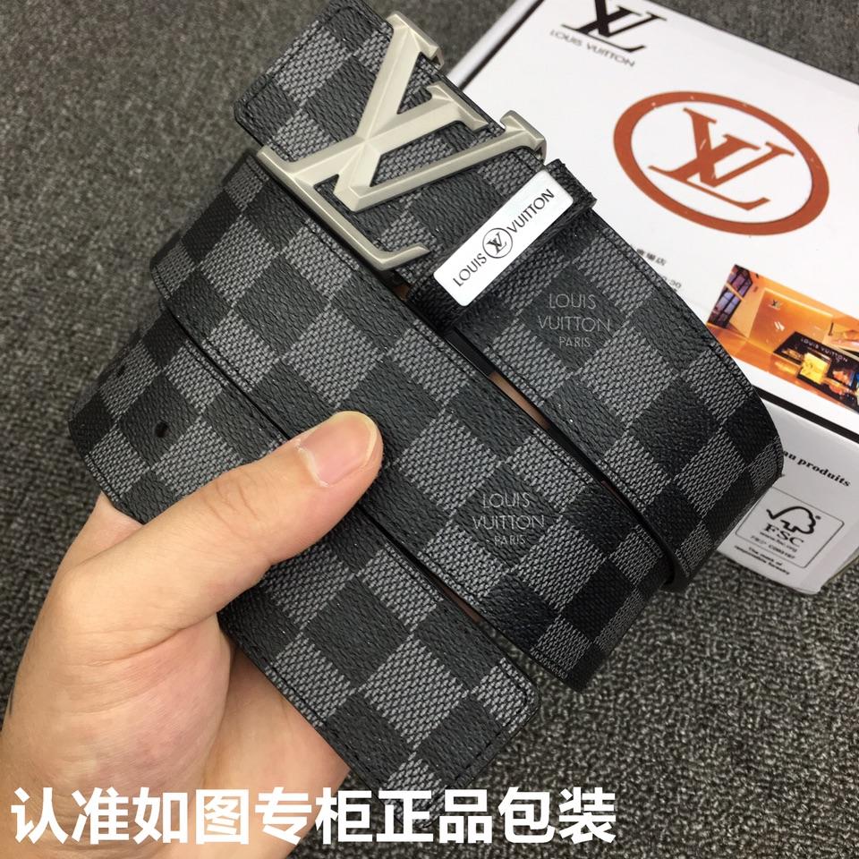 ????品牌：LV.路易威登✈pyldwl\n????型号：原单！请认准如图专柜包装\n????等级：意大利进口????百分百头层牛皮，LV.路易威登，世界著名奢侈品品牌。进口头层????牛皮????，国外专柜有同款。24K纯钢扣，金色银色✨时尚又不失优雅。高调炫出来吧，西裤牛仔裤任意搭配，永不掉色，背面logo清晰可见  \n????材料： ????意大利进口原版牛皮????，原版皮 24k钢扣。百搭西裤牛仔裤，时尚大牌。实物更靓⚡专柜品质。配送全套礼盒????包装，打孔器，手提袋，香港发票，