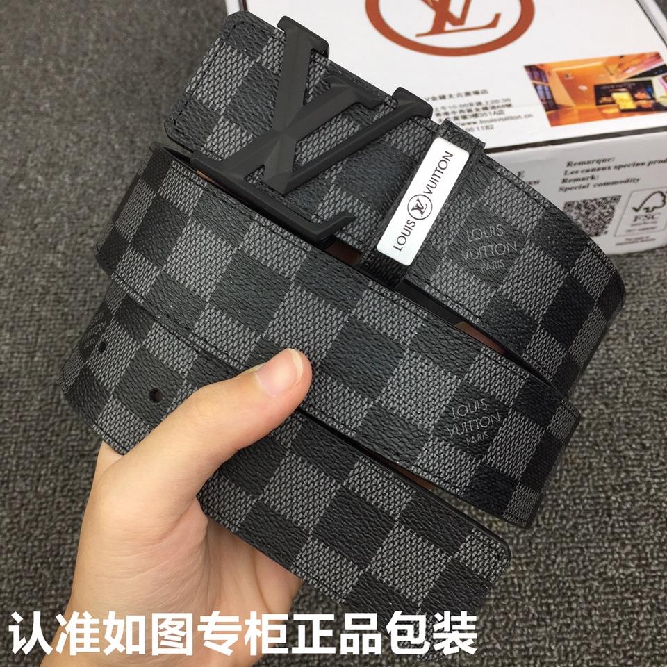 品牌：LV.路易威登✈️pyldwl型号：原单！请认准如图专柜包装等级：意大利进口百分百头层牛皮，LV.路易威登，世界著名奢侈品品牌。进口头层牛皮，国外专柜有同款。24K纯钢扣，金色银色✨时尚又不失优雅。高调炫出来吧，西裤牛仔裤任意搭配，永不掉色，背面logo清晰可见  材料： 意大利进口原版牛皮，原版皮 24k钢扣。百搭西裤牛仔裤，时尚大牌。实物更靓⚡️专柜品质。配送全套礼盒包装，打孔器，手提袋，香港发