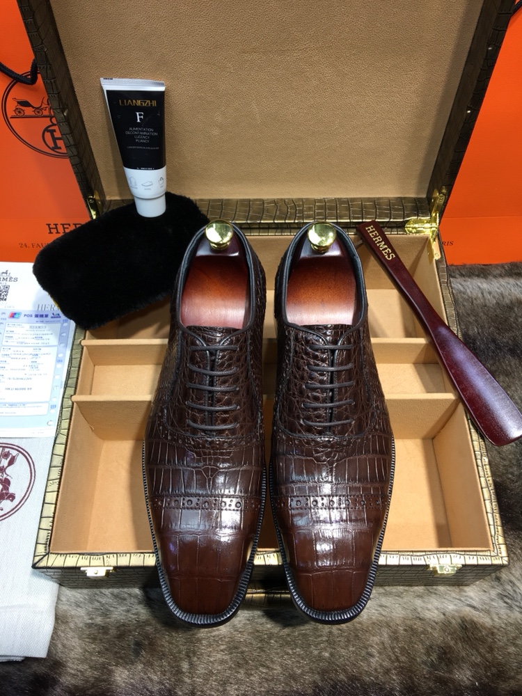 NO:621398,The whole leather is not spliced. The latest beauty [Thailand Siam Crocodile Belly] is handmade by Italian professional craftsmen using Goodyear. Each crocodile can only make one shoe. Top luxury collection commemorative edition. The foundry specially invites senior Italian craftsmen to create it with many years of top-end experience. Original leather outsole, counter 108680+. Satisfies gentlemen who yearn for top-end fashion! Comes with counter collection wooden box (picture version) 38/45, Leather soles19860909整张皮 不拼接 最新尤物【泰国暹罗鳄鱼肚皮】意大利专业板师釆用固特异手工,每条鳄鱼只能做一只鞋子,顶级奢侈珍藏纪念版,经代工厂特请意大利高级板师多年顶级高端经验严谨打造,原单真皮大底,专柜108680+.满足驾驭向往时尚顶尖高端的绅士们!配专柜珍藏木箱（图片款）38/45,,Leather soles,Men's shoes