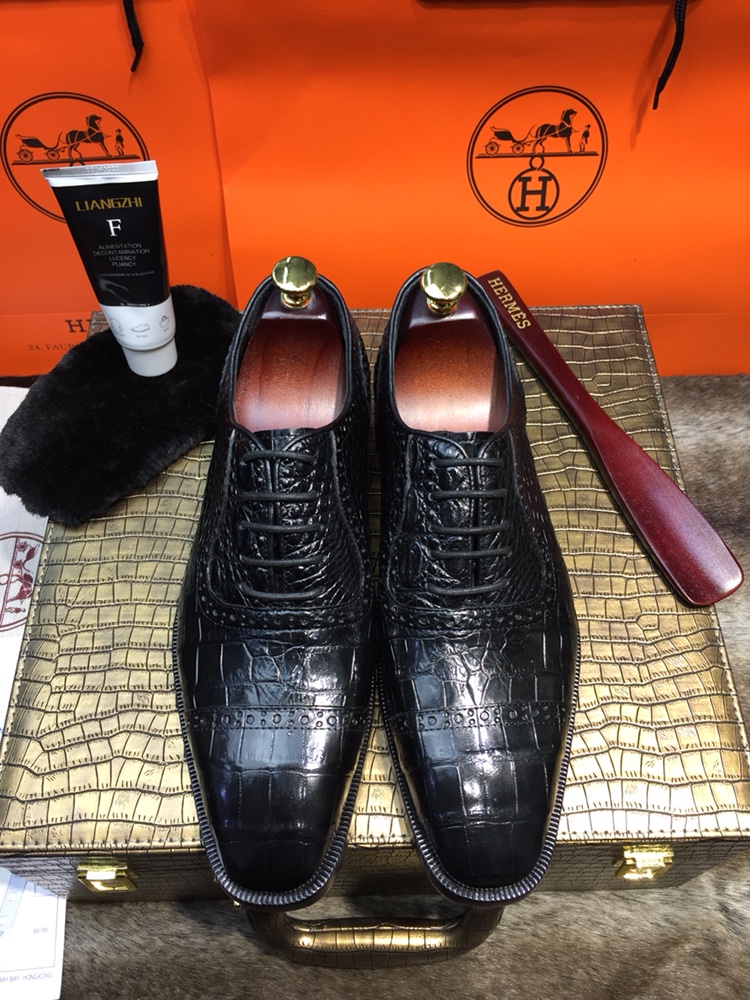 NO:621396,Whole leather without splicing [latest beauty] [Thailand Siamese crocodile belly] Italian professional craftsmen use Goodyear crafts, each crocodile can only make one shoe, top luxury collection commemorative edition, the foundry specially invites senior Italian craftsmen to make it with many years of top-end experience, original leather outsole, counter 108680+. Satisfy the gentlemen who yearn for top-end fashion! Comes with counter collection wooden box (picture version) 38/45, Leather  soles19860909整张皮 不拼接【最新尤物】【泰国暹罗鳄鱼肚皮】意大利专业板师釆用固特异手工,每条鳄鱼只能做一只鞋子,顶级奢侈珍藏纪念版,经代工厂特请意大利高级板师多年顶级高端经验严谨打造,原单真皮大底,专柜108680+.满足驾驭向往时尚顶尖高端的绅士们!配专柜珍藏木箱（图片款）38/45,,Leather soles,Men's shoes
