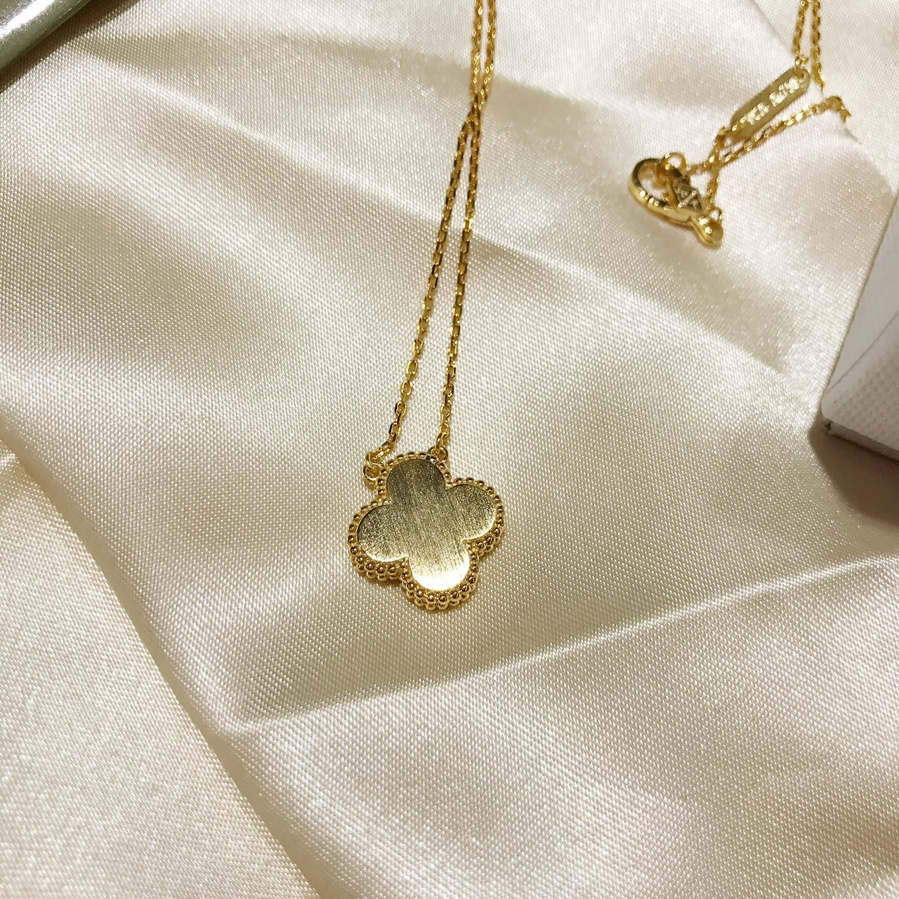 Van Cleef & Arpels VCA镀金版带钻中号四叶草 亚金材质 持久保色 真金工艺打造 菱形扣 镀玫瑰金、黄金色双色可选 美的人都在戴