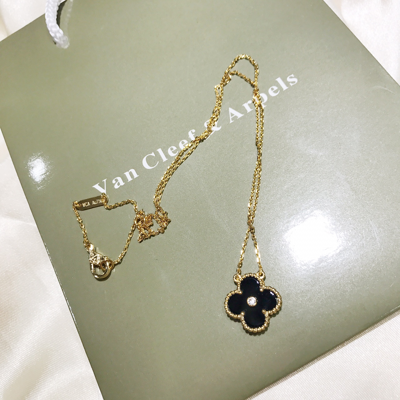 Van Cleef & Arpels VCA镀金版带钻中号四叶草 亚金材质 持久保色 真金工艺打造 菱形扣 镀玫瑰金、黄金色双色可选 美的人都在戴