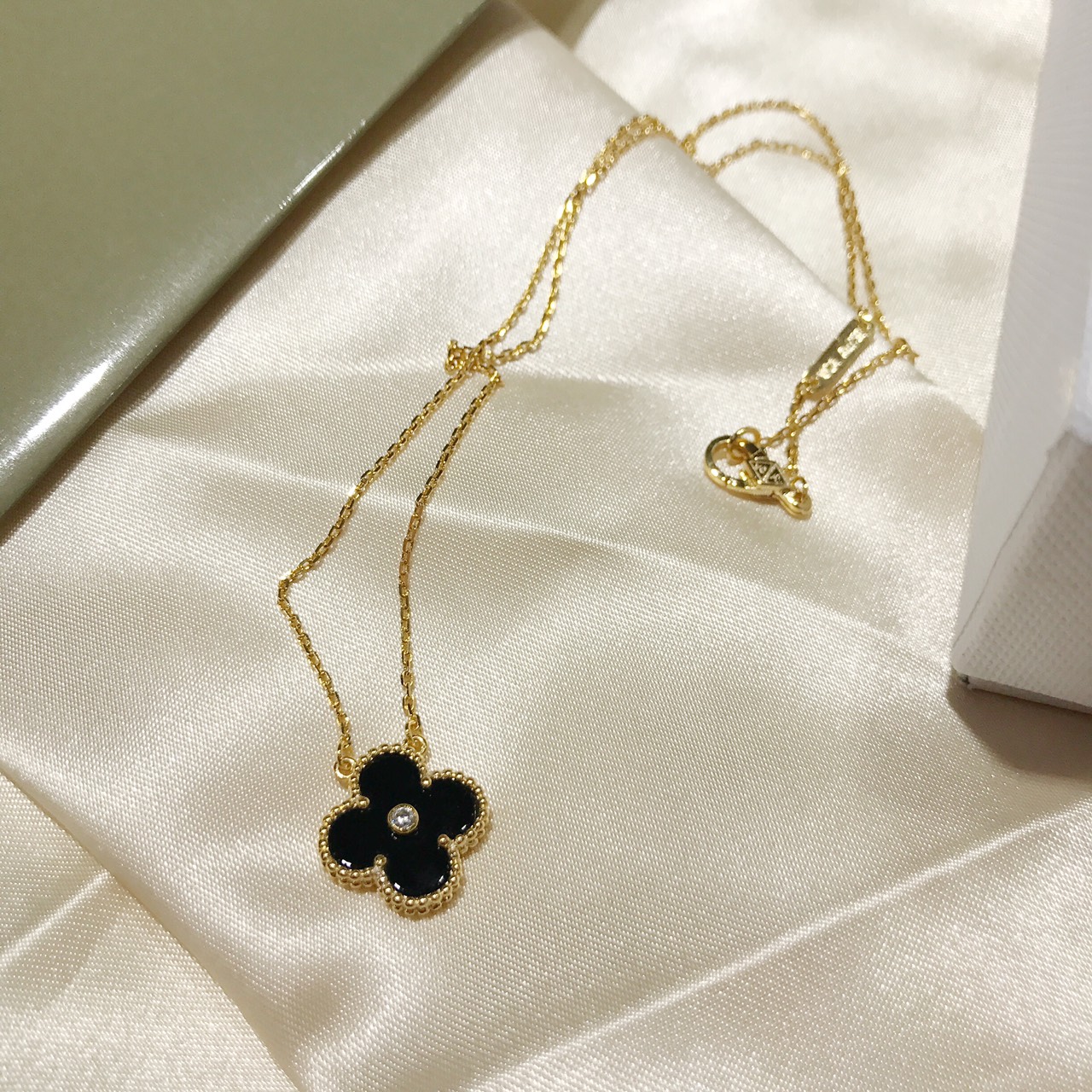 Van Cleef & Arpels VCA镀金版带钻中号四叶草 亚金材质 持久保色 真金工艺打造 菱形扣 镀玫瑰金、黄金色双色可选 美的人都在戴