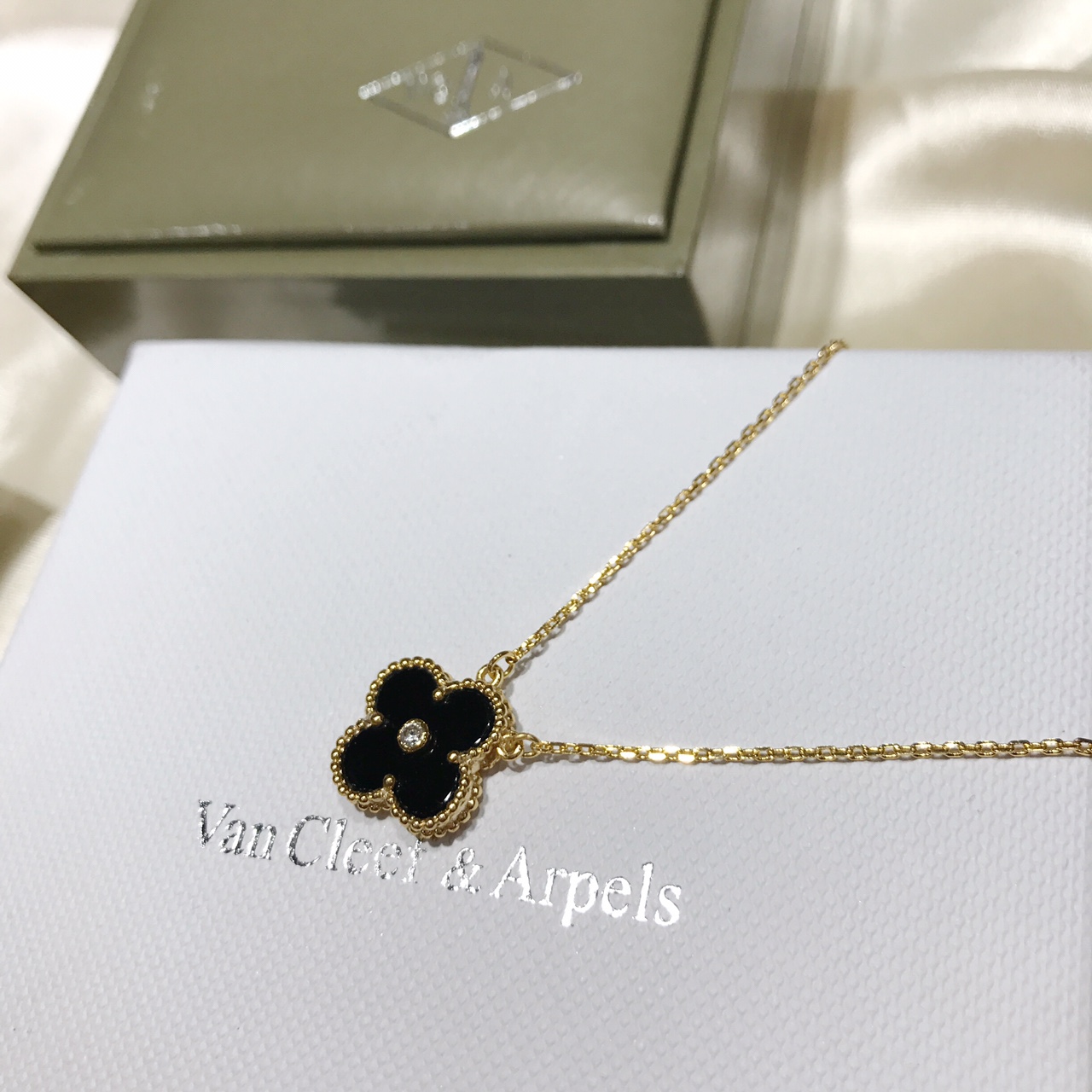 Van Cleef & Arpels VCA镀金版带钻中号四叶草 亚金材质 持久保色 真金工艺打造 菱形扣 镀玫瑰金、黄金色双色可选 美的人都在戴