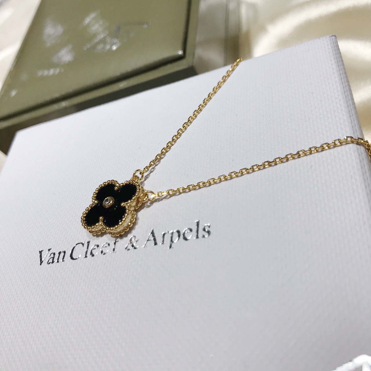 Van Cleef & Arpels VCA镀金版带钻中号四叶草 亚金材质 持久保色 真金工艺打造 菱形扣 镀玫瑰金、黄金色双色可选 美的人都在戴