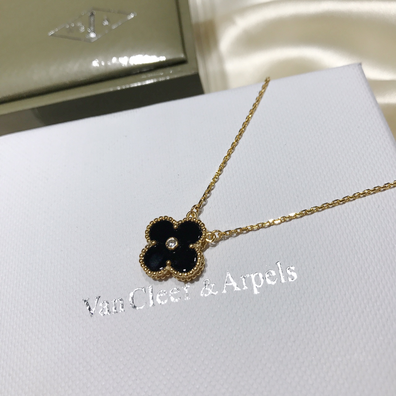 Van Cleef & Arpels VCA镀金版带钻中号四叶草 亚金材质 持久保色 真金工艺打造 菱形扣 镀玫瑰金、黄金色双色可选 美的人都在戴