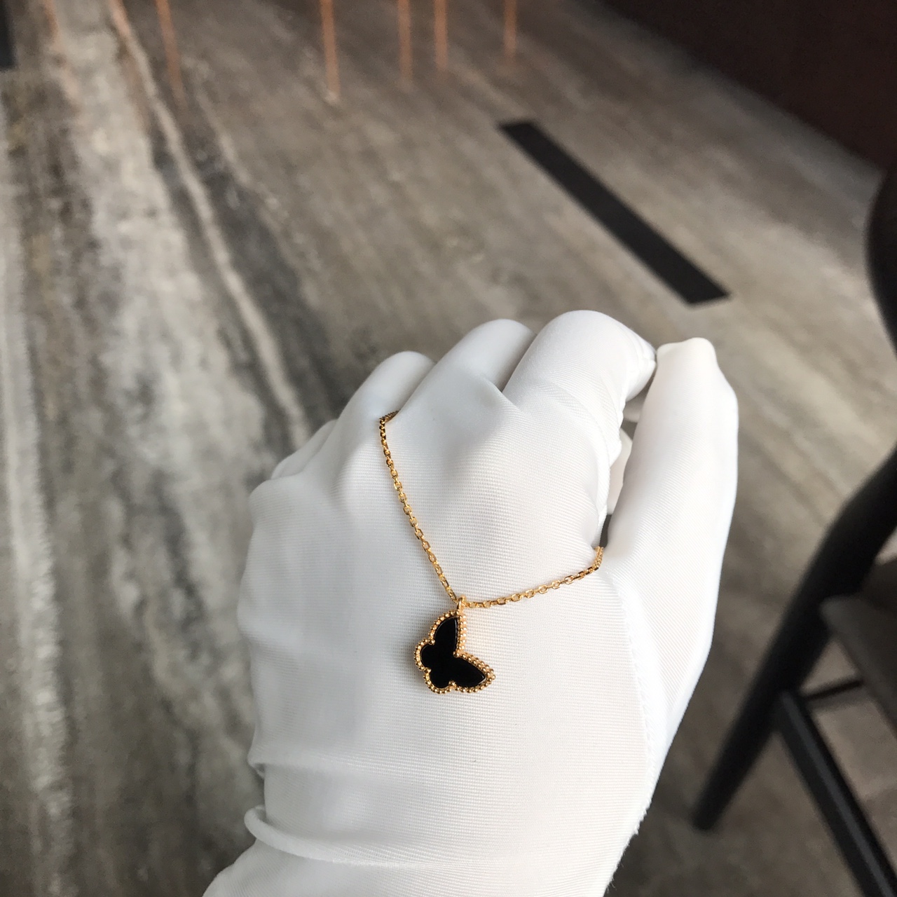 Van Cleef & Arpels vca翩翩起舞小蝴蝶系列 小蝴蝶系列同样是梵家的招牌之一哦 亚金材质表层镀18k金 手工菱形扣 比市面任何版本都要保色 丝毫不输给18k真金版本