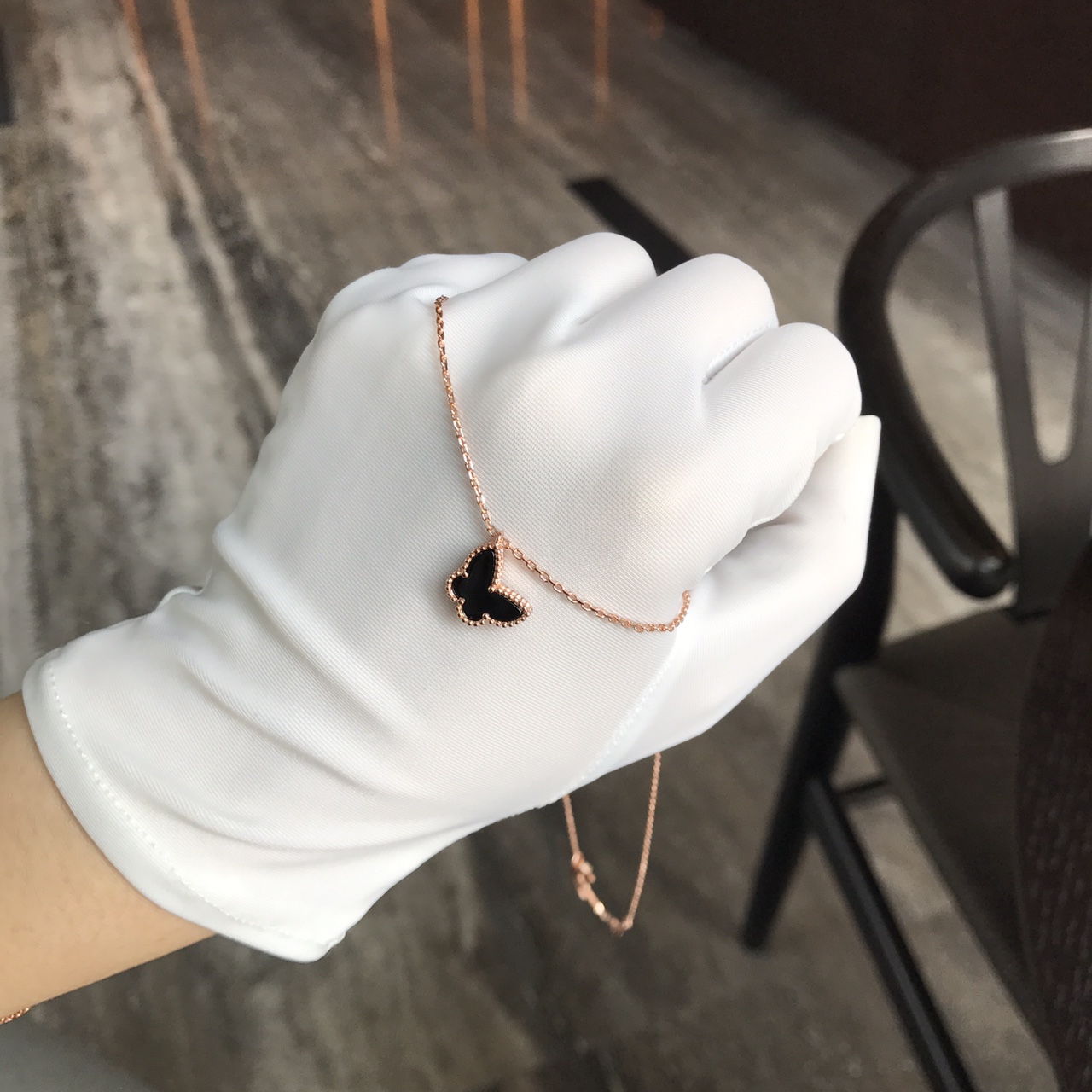 Van Cleef & Arpels vca翩翩起舞小蝴蝶系列 小蝴蝶系列同样是梵家的招牌之一哦 亚金材质表层镀18k金 手工菱形扣 比市面任何版本都要保色 丝毫不输给18k真金版本