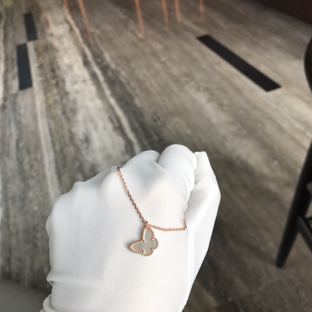Van Cleef & Arpels vca翩翩起舞小蝴蝶系列 小蝴蝶系列同样是梵家的招牌之一哦 亚金材质表层镀18k金 手工菱形扣 比市面任何版本都要保色 丝毫不输给18k真金版本