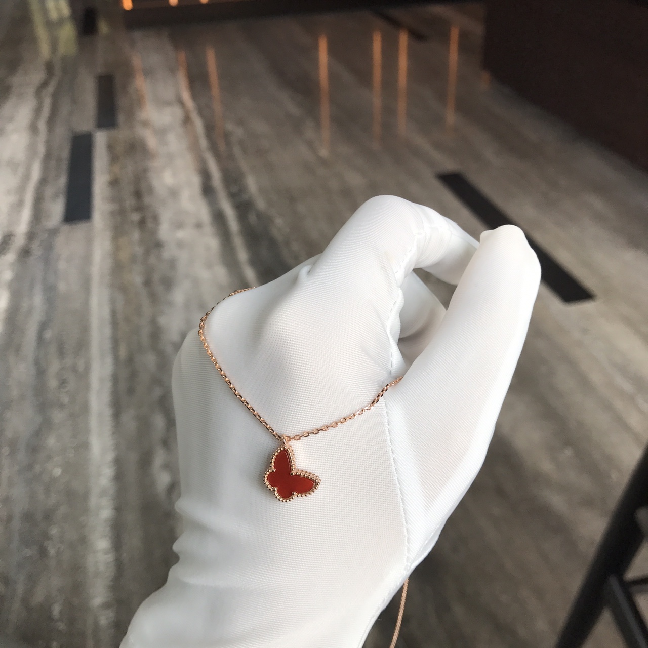 Van Cleef & Arpels vca翩翩起舞小蝴蝶系列 小蝴蝶系列同样是梵家的招牌之一哦 亚金材质表层镀18k金 手工菱形扣 比市面任何版本都要保色 丝毫不输给18k真金版本