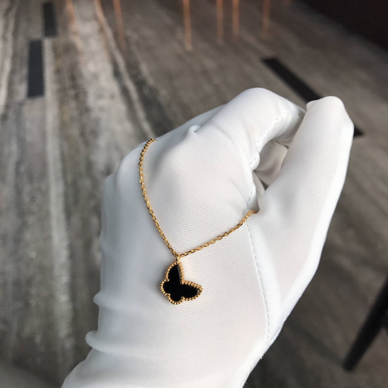 Van Cleef & Arpels vca翩翩起舞小蝴蝶系列 小蝴蝶系列同样是梵家的招牌之一哦 亚金材质表层镀18k金 手工菱形扣 比市面任何版本都要保色 丝毫不输给18k真金版本