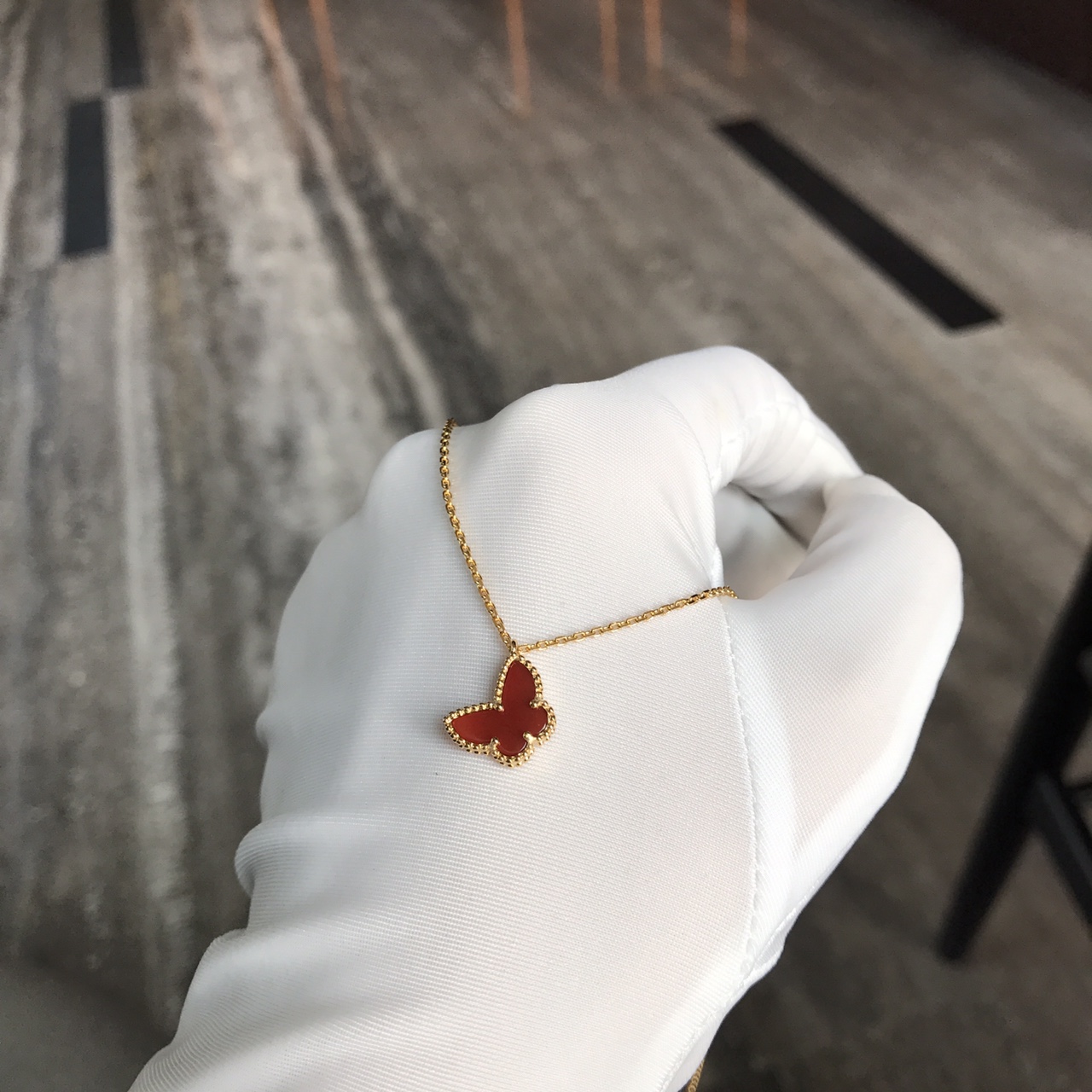 Van Cleef & Arpels vca翩翩起舞小蝴蝶系列 小蝴蝶系列同样是梵家的招牌之一哦 亚金材质表层镀18k金 手工菱形扣 比市面任何版本都要保色 丝毫不输给18k真金版本
