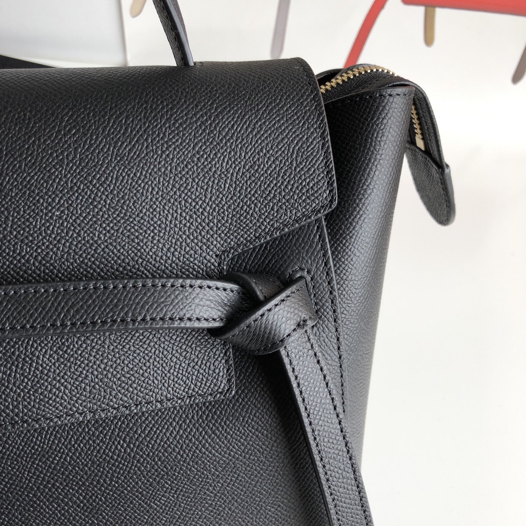 鲶鱼包，黑色手掌纹，女王手袋BELT手袋鲶鱼包可拆卸肩带，可肩背。翻盖下为拉链闭合。后外部拉链口袋。磨砂