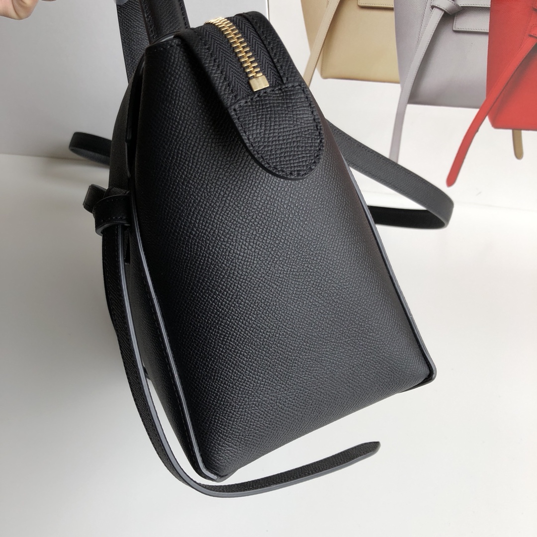 鲶鱼包，黑色手掌纹，女王手袋BELT手袋鲶鱼包可拆卸肩带，可肩背。翻盖下为拉链闭合。后外部拉链口袋。磨砂