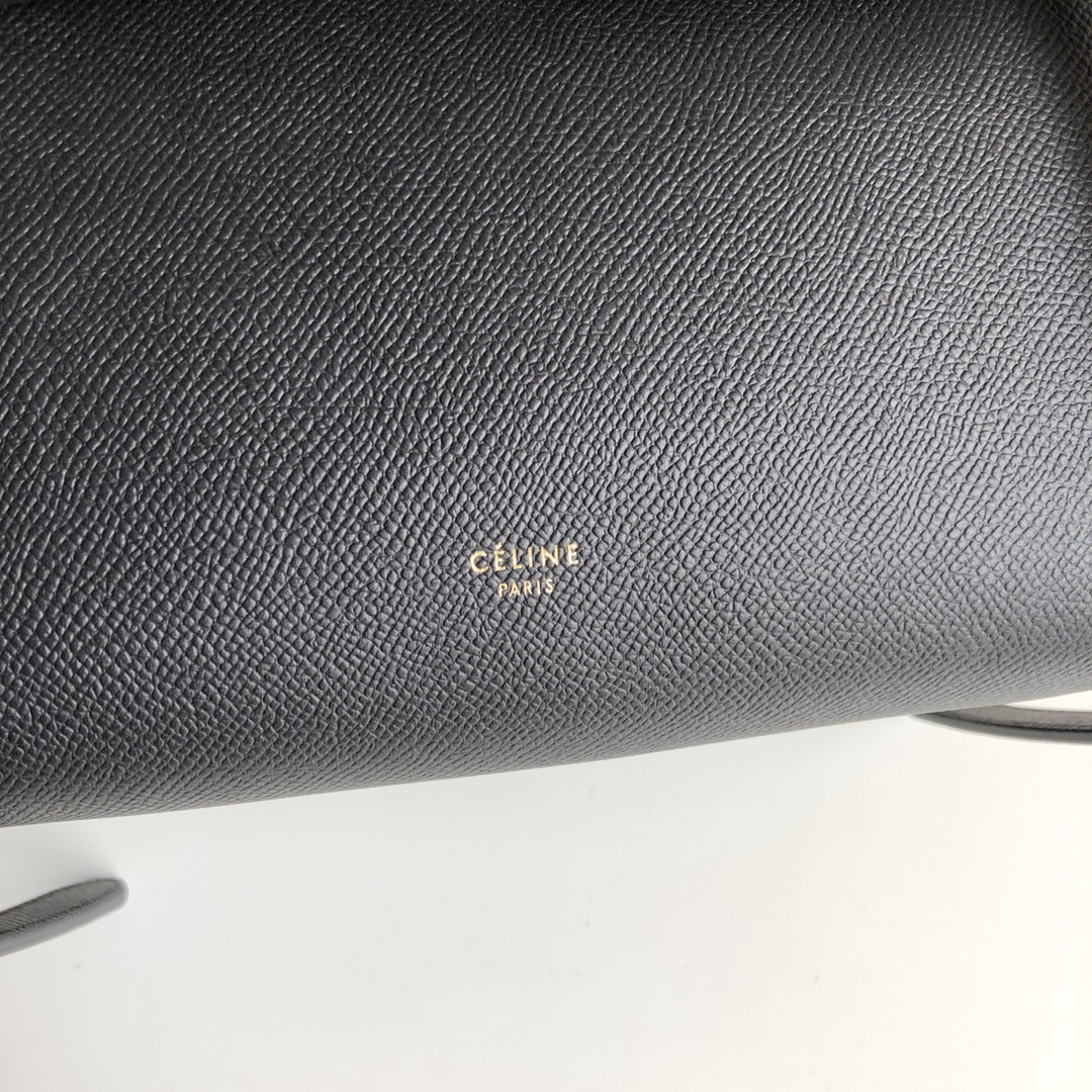 鲶鱼包，黑色手掌纹，女王手袋BELT手袋鲶鱼包可拆卸肩带，可肩背。翻盖下为拉链闭合。后外部拉链口袋。磨砂