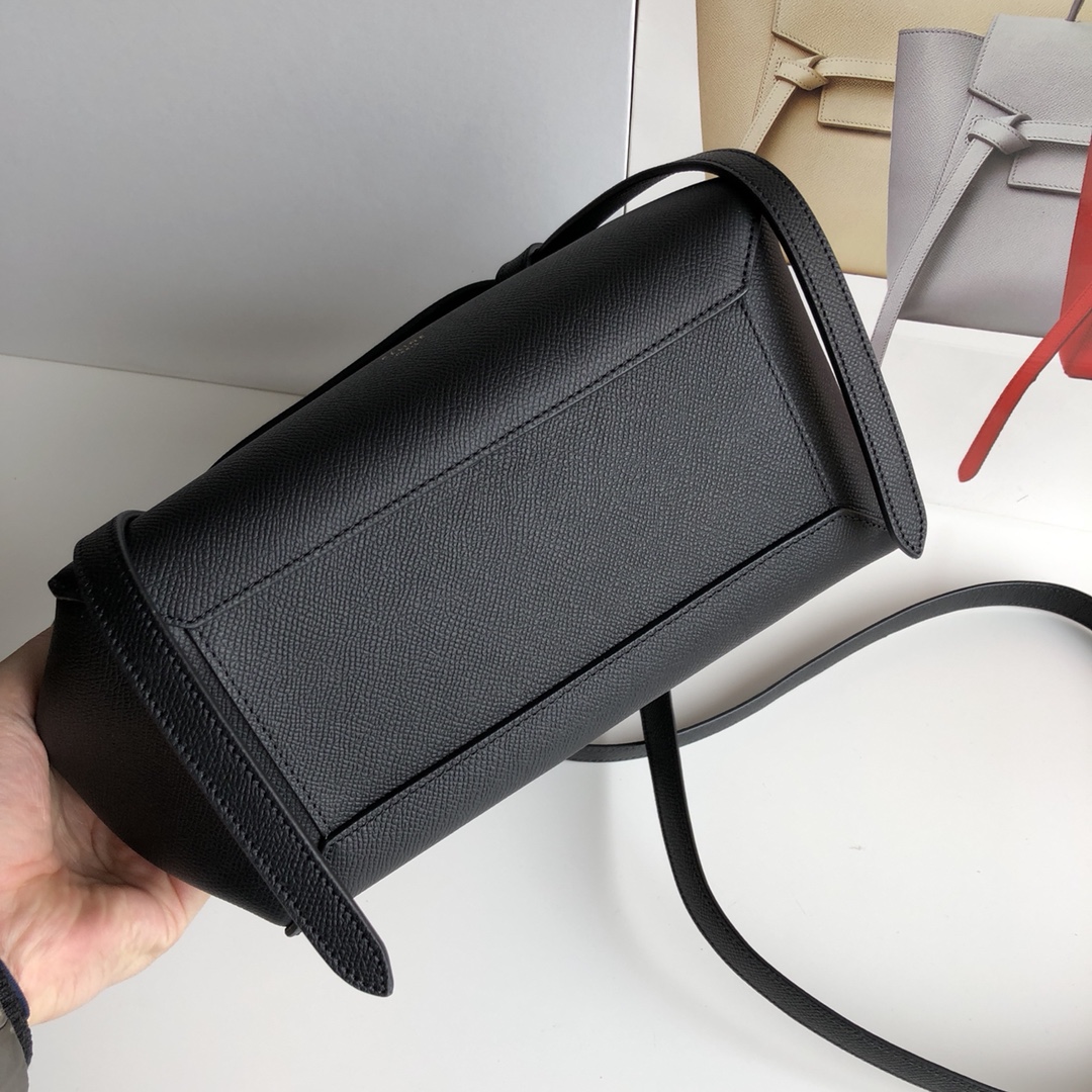 鲶鱼包，黑色手掌纹，女王手袋BELT手袋鲶鱼包可拆卸肩带，可肩背。翻盖下为拉链闭合。后外部拉链口袋。磨砂