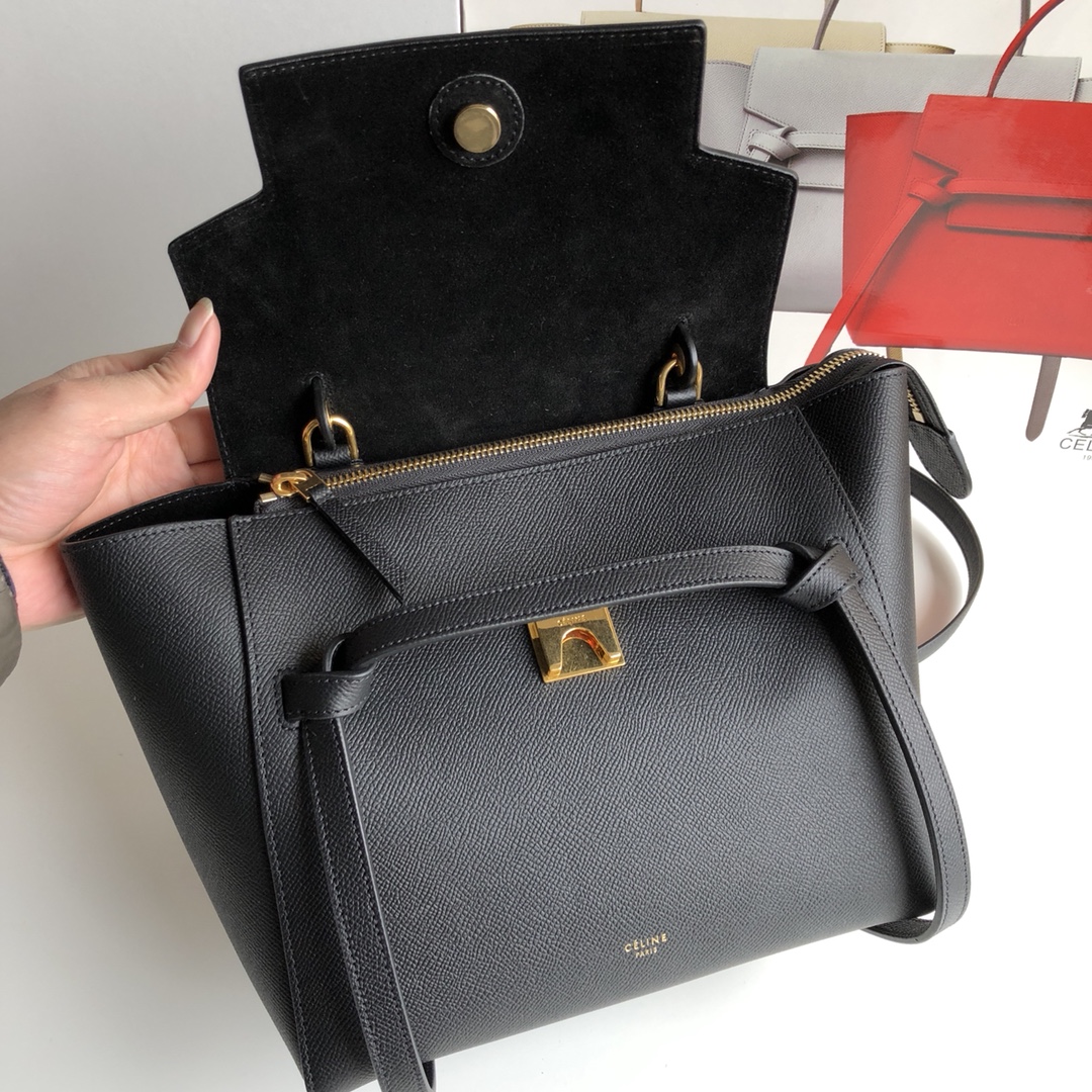 鲶鱼包，黑色手掌纹，女王手袋BELT手袋鲶鱼包可拆卸肩带，可肩背。翻盖下为拉链闭合。后外部拉链口袋。磨砂