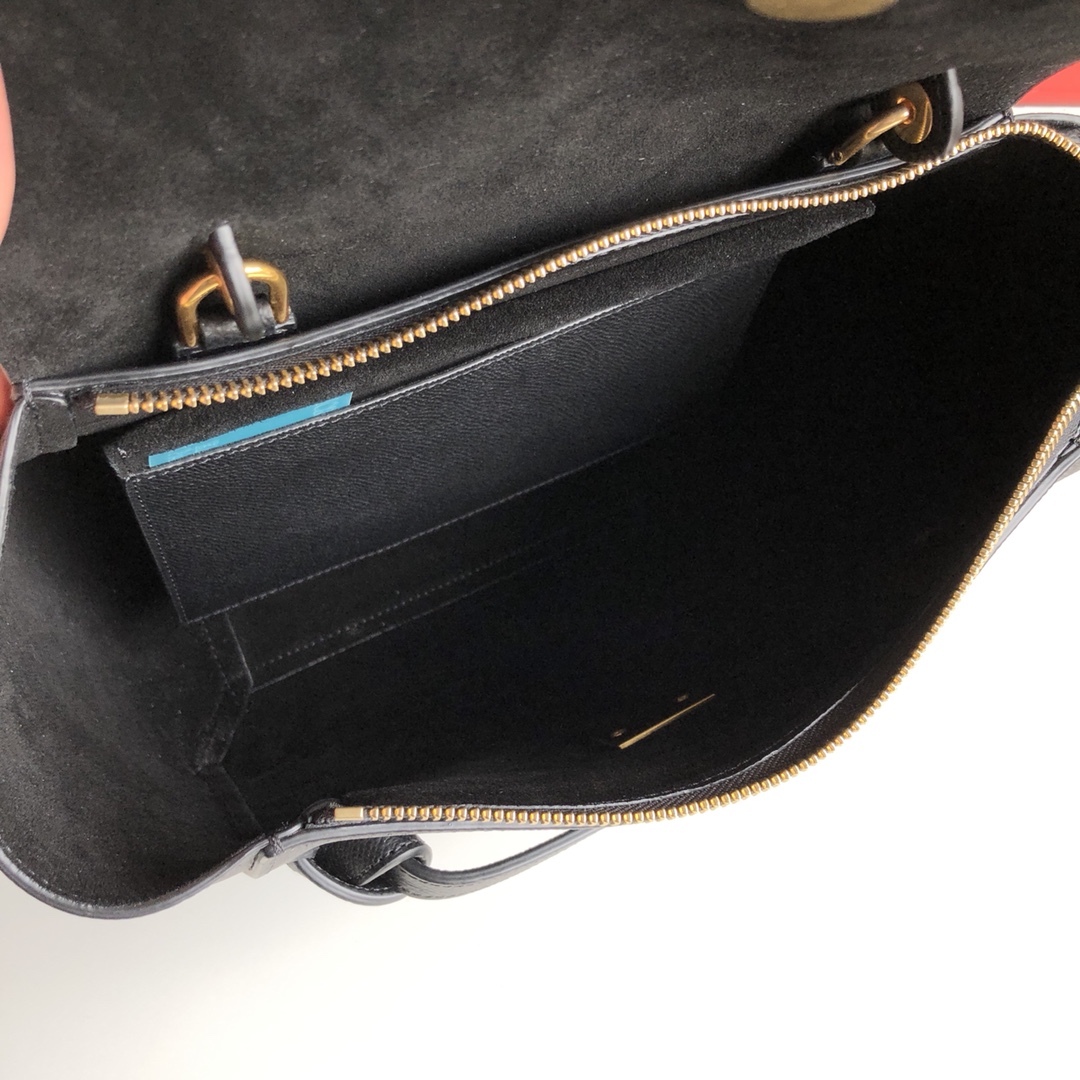 鲶鱼包，黑色手掌纹，女王手袋BELT手袋鲶鱼包可拆卸肩带，可肩背。翻盖下为拉链闭合。后外部拉链口袋。磨砂