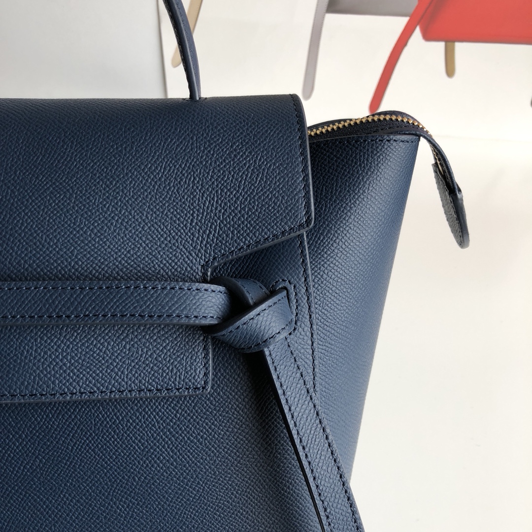 鲶鱼包，宝石蓝手掌纹，女王手袋BELT手袋鲶鱼包可拆卸肩带，可肩背。翻盖下为拉链闭合。后外部拉链口袋。磨