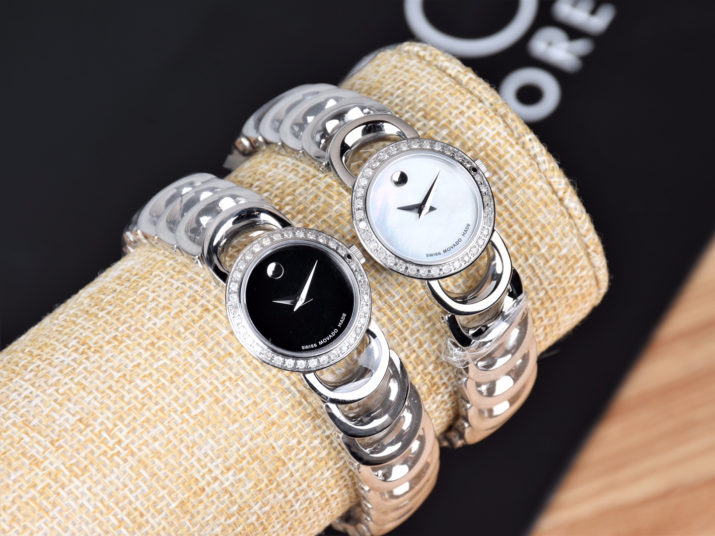 NO:150850,White face) Movado Moon Bear Real Diamond Series Quartz Women's Watch, 22mm Diameter, 35 VVS1.3 Real Diamond, Real Diamond, Real Diamond. Extremely luxurious, the counter is on sale, I am absolutely authentic and priced at first hand, and the full set of packaging!  If there is any problem with the three-month movement, it will be replaced directly.19860909白面）摩凡陀月熊真钻系列石英女表,表径22mm,表盘镶嵌35颗VVS1.3真钻,真钻,真钻.奢华无比,专柜一万六在售,我这里绝对保真一手价出,全套包装！三个月机芯有问题直接换新.,,Watch