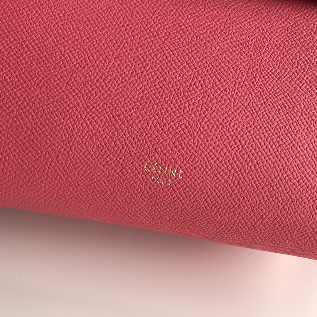 鲶鱼包，西瓜红手掌纹，女王手袋BELT手袋鲶鱼包可拆卸肩带，可肩背。翻盖下为拉链闭合。后外部拉链口袋。磨