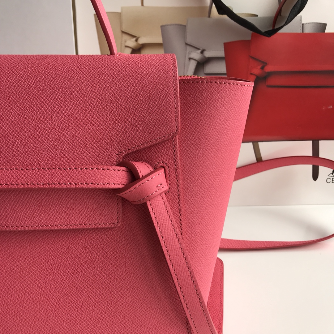 鲶鱼包，西瓜红手掌纹，女王手袋BELT手袋鲶鱼包可拆卸肩带，可肩背。翻盖下为拉链闭合。后外部拉链口袋。磨