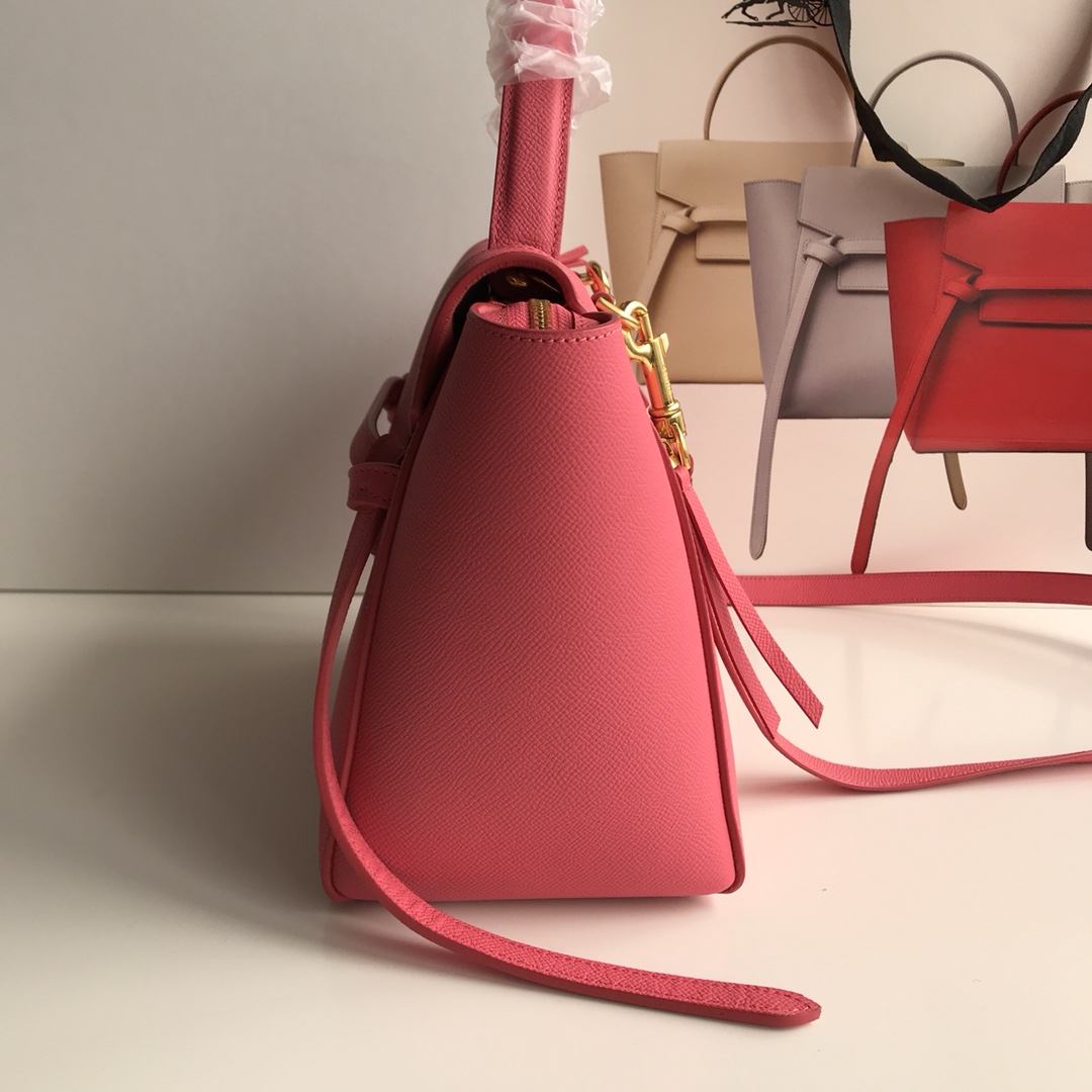 鲶鱼包，西瓜红手掌纹，女王手袋BELT手袋鲶鱼包可拆卸肩带，可肩背。翻盖下为拉链闭合。后外部拉链口袋。磨