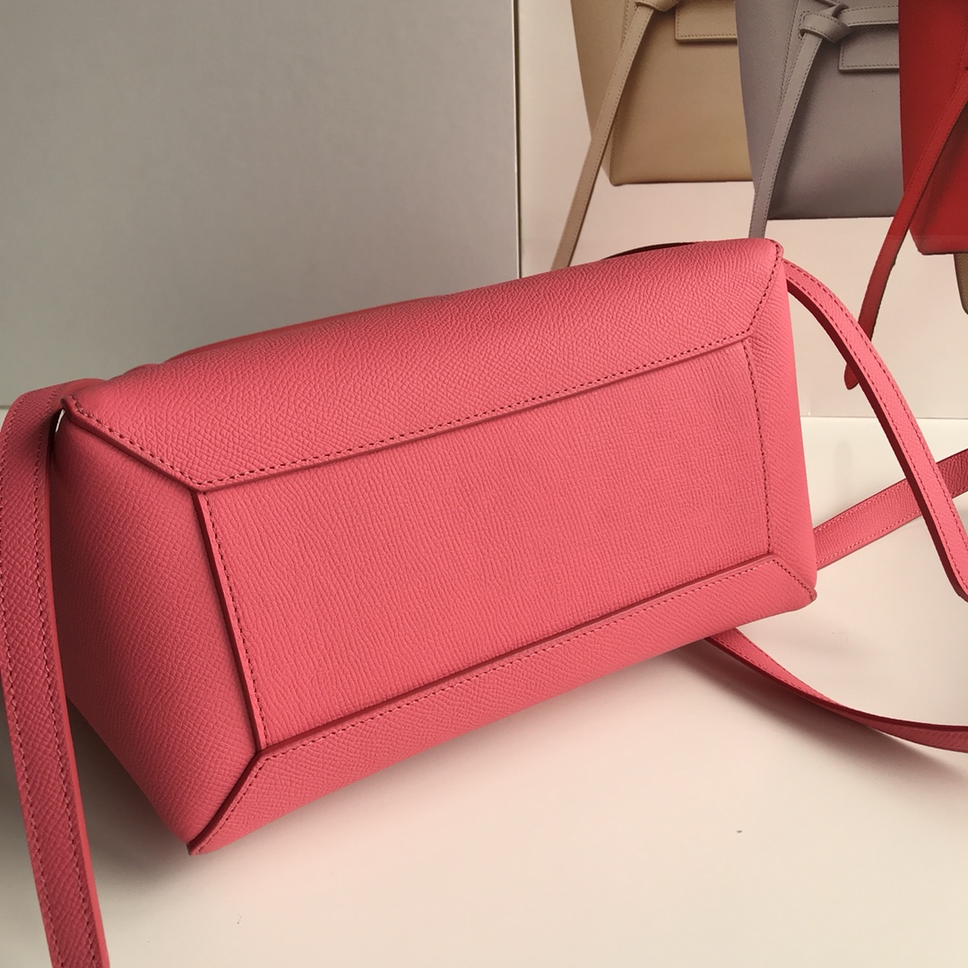 鲶鱼包，西瓜红手掌纹，女王手袋BELT手袋鲶鱼包可拆卸肩带，可肩背。翻盖下为拉链闭合。后外部拉链口袋。磨