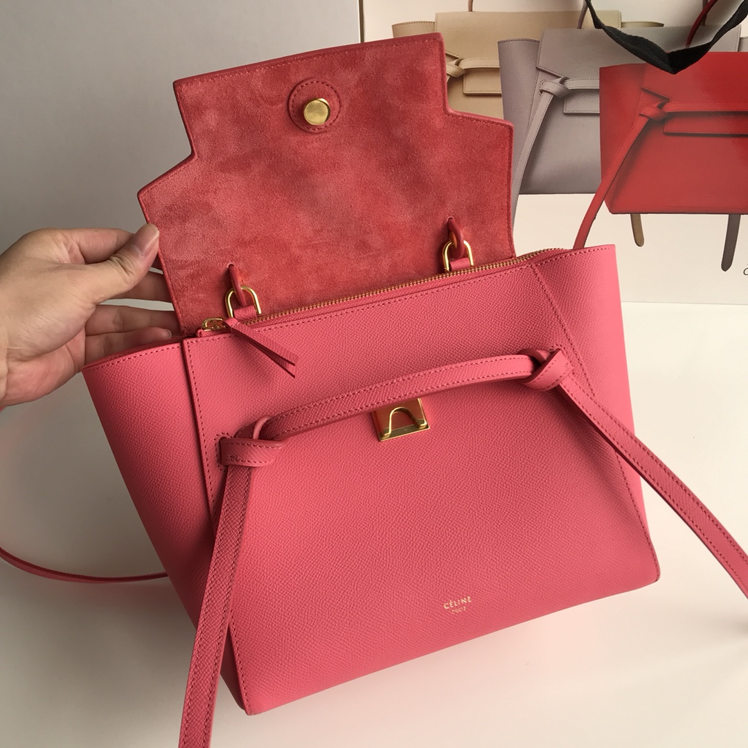 鲶鱼包，西瓜红手掌纹，女王手袋BELT手袋鲶鱼包可拆卸肩带，可肩背。翻盖下为拉链闭合。后外部拉链口袋。磨