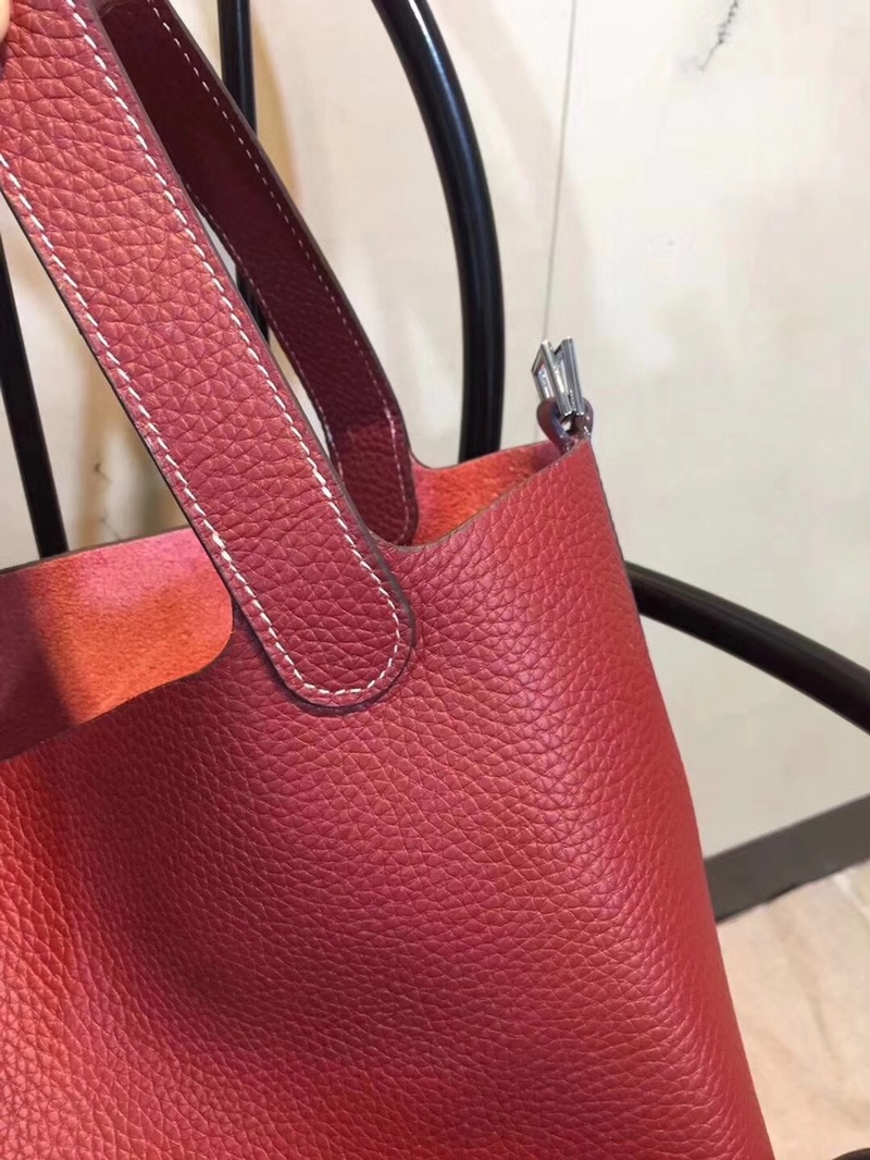 菜篮子大伙特火 这件瑟尔你怎么解释？
Hermes Picotin Lock世界上第一个被人发现的菜篮子，我第一眼看到觉得怎么会有辣！么！丑！的！包！就算它是爱马仕也拯救不了这丑味！
18-22cm