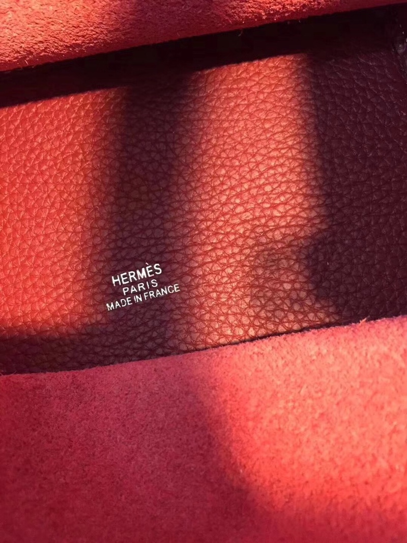 菜篮子大伙特火 这件瑟尔你怎么解释？
Hermes Picotin Lock世界上第一个被人发现的菜篮子，我第一眼看到觉得怎么会有辣！么！丑！的！包！就算它是爱马仕也拯救不了这丑味！
18-22cm