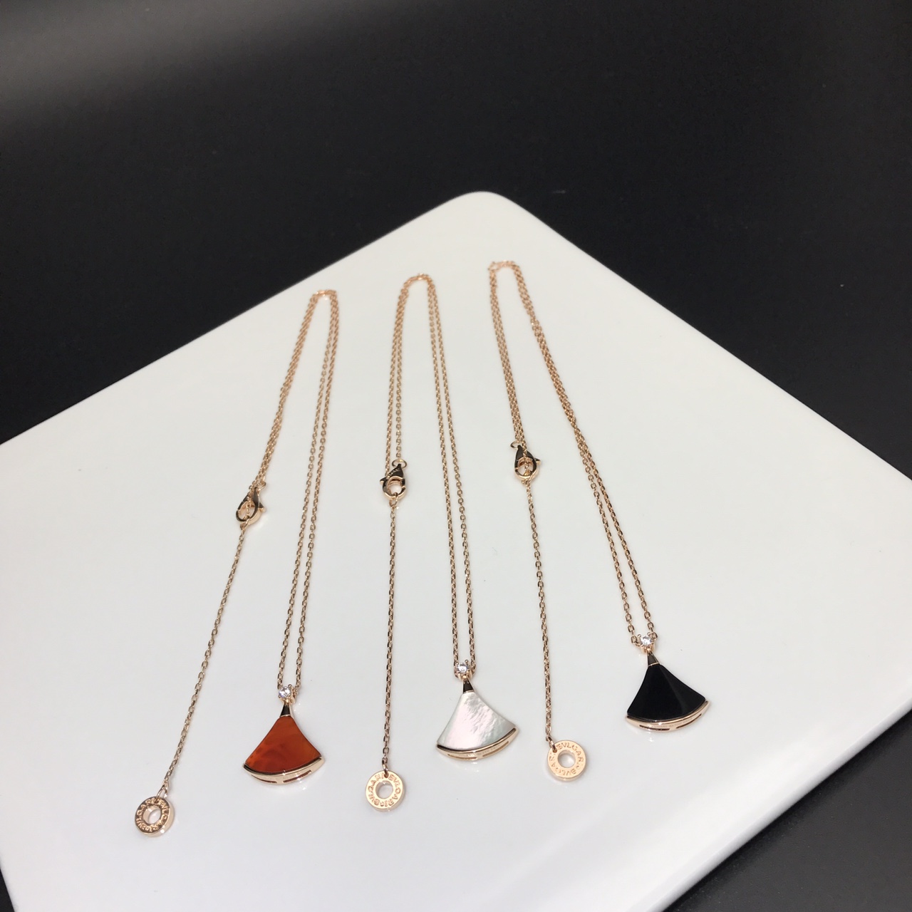 Bvlgari 宝格丽中号BV小裙子项链最新版本 925纯银材质 咪金电镀 18K金工艺 高端版本 与18K色泽一致 只出玫瑰金色 0523110
