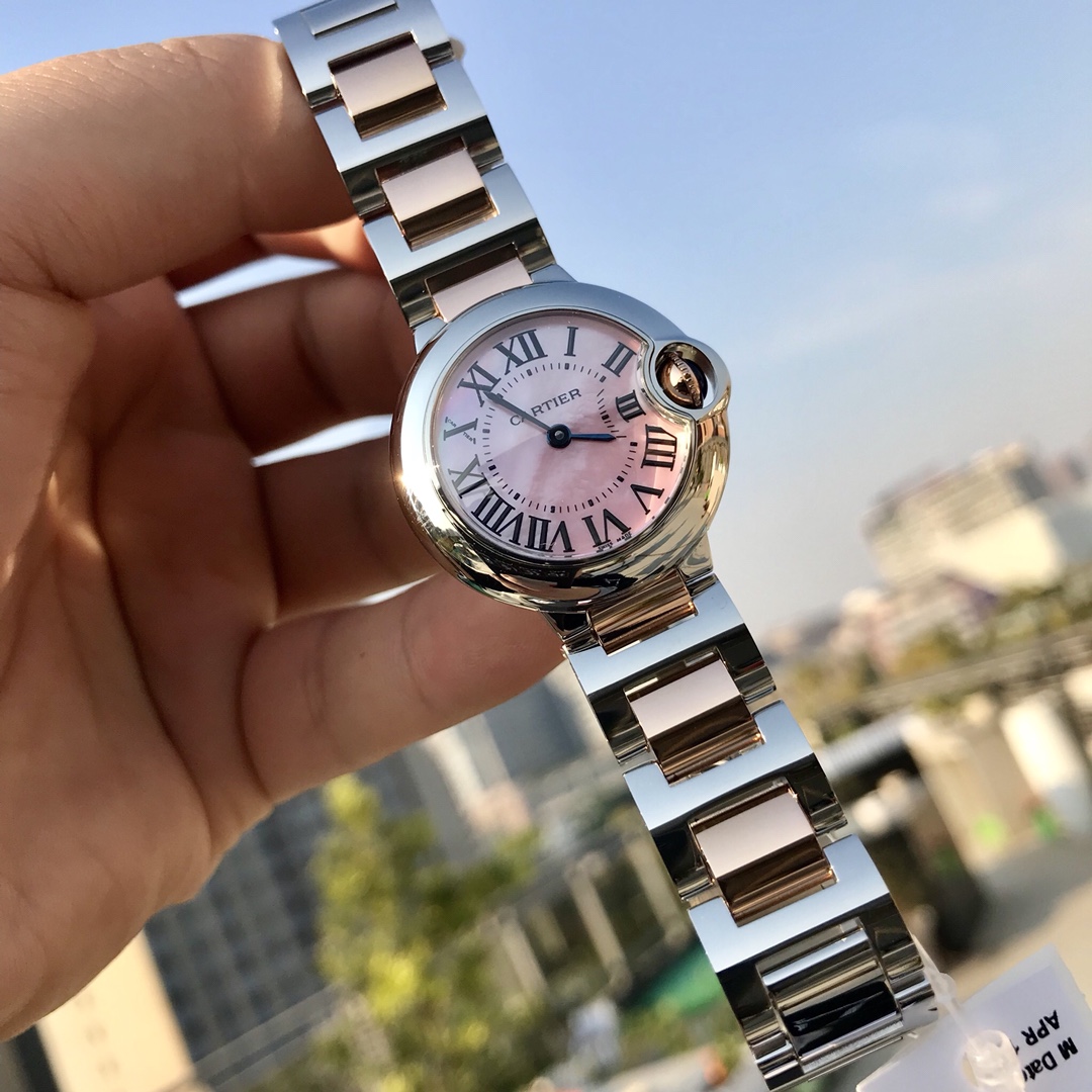批:600 卡地亚 18k电镀玫瑰金粉贝母面28mm到货！重磅来袭‼️通过关系搞到一批海关扣押的蓝气球！全球最火的款式之一！可以承载岁月的经典之作，永不过时！独家渠道！卖一块少一块的节奏！机芯为石英机芯。世界顶级的珠宝与腕表品牌卡地亚Cardier，在超长的品牌历史上制作出众多经典，比如腕表中的桑托斯Santos、坦克Tank这样的传奇系列。近几年卡地亚腕表最受欢迎的款式无疑就是蓝气球Ballon Bleu。超薄腕表以超薄的身躯、轻盈的质感，将蓝气球腕表系列惯有的优雅演绎到极致。