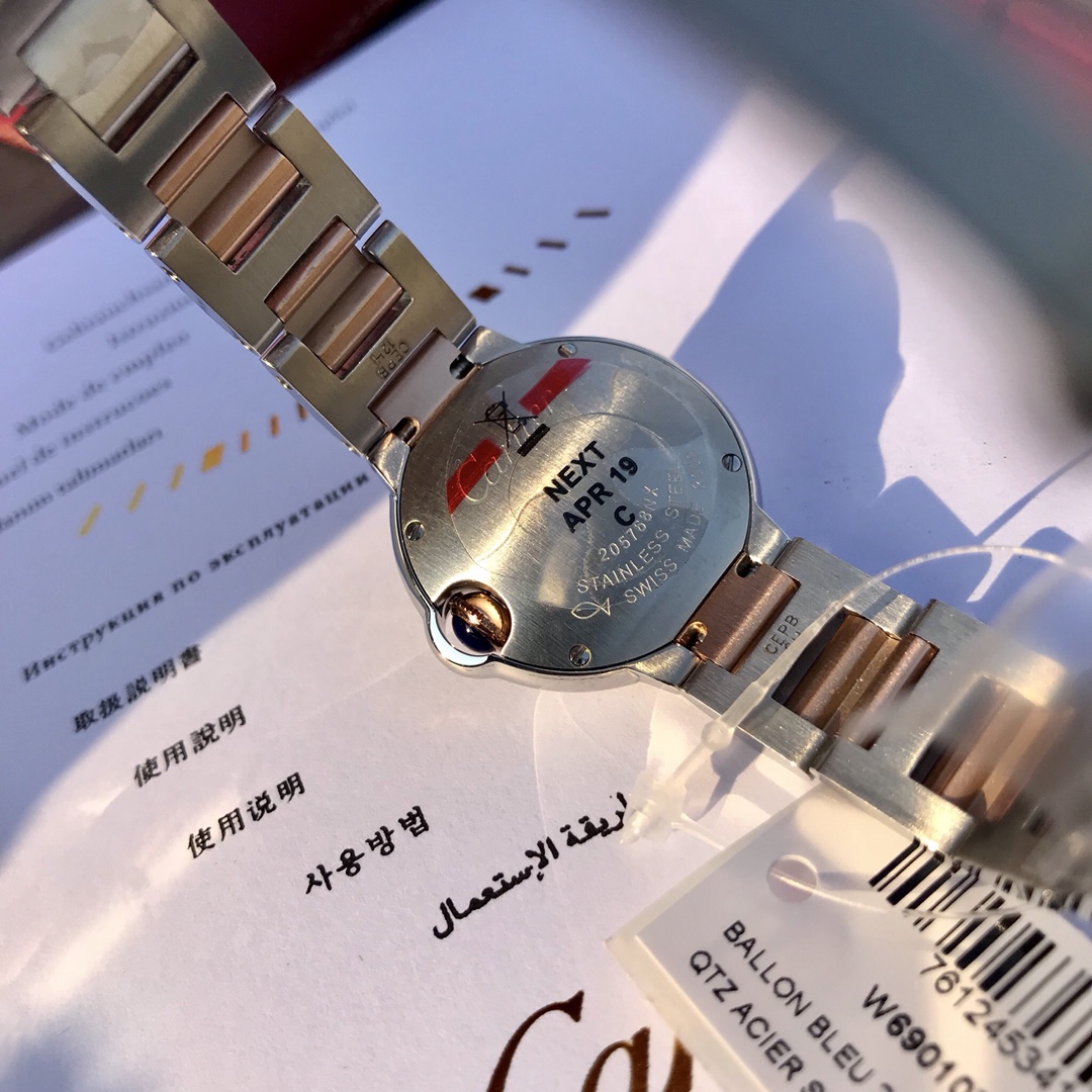 批:600 卡地亚 18k电镀玫瑰金粉贝母面28mm到货！重磅来袭‼️通过关系搞到一批海关扣押的蓝气球！全球最火的款式之一！可以承载岁月的经典之作，永不过时！独家渠道！卖一块少一块的节奏！机芯为石英机芯。世界顶级的珠宝与腕表品牌卡地亚Cardier，在超长的品牌历史上制作出众多经典，比如腕表中的桑托斯Santos、坦克Tank这样的传奇系列。近几年卡地亚腕表最受欢迎的款式无疑就是蓝气球Ballon Bleu。超薄腕表以超薄的身躯、轻盈的质感，将蓝气球腕表系列惯有的优雅演绎到极致。