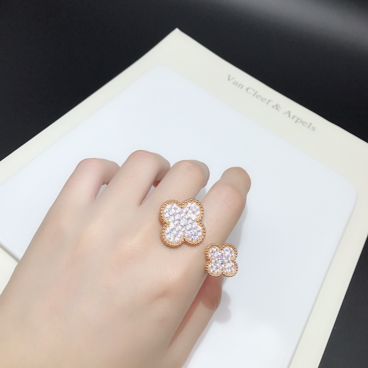 Van Cleef & Arpels 独家高端定制梵克雅宝VCA 双花满钻戒指