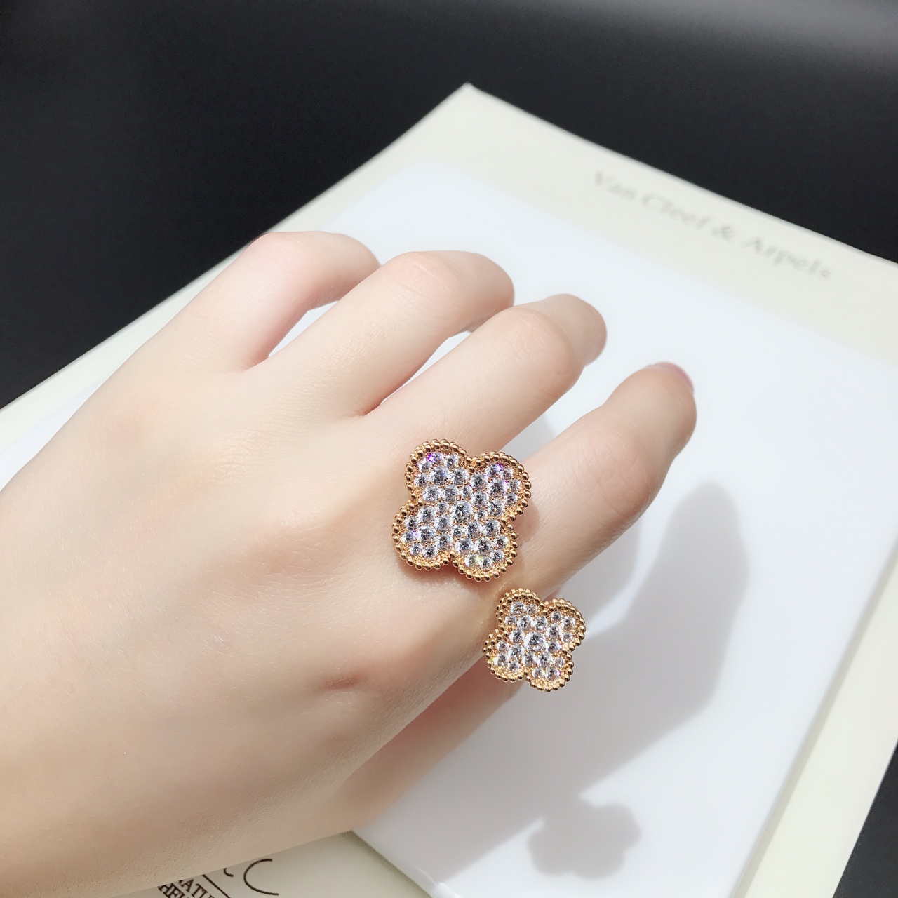 Van Cleef & Arpels 独家高端定制梵克雅宝VCA 双花满钻戒指