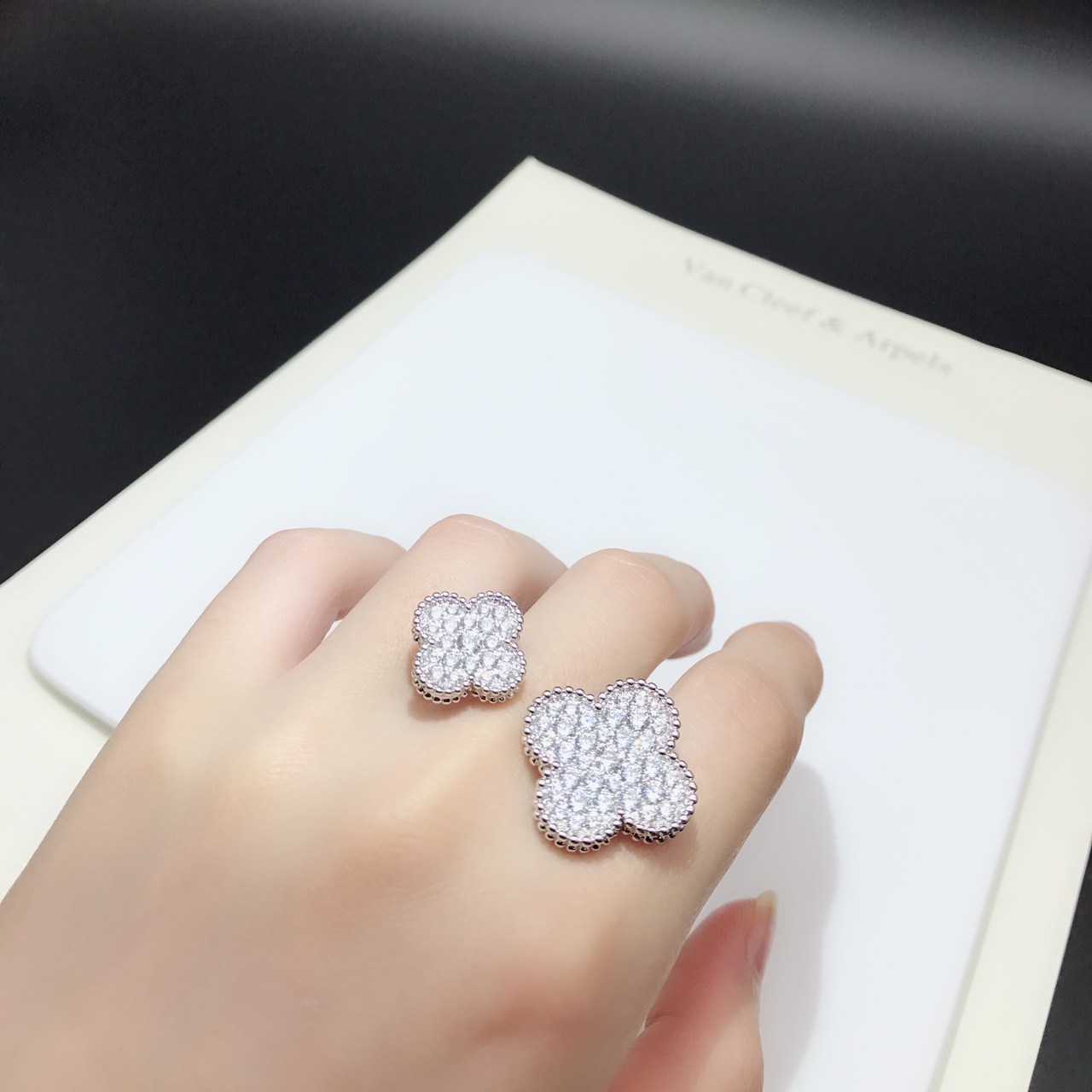 Van Cleef & Arpels 独家高端定制梵克雅宝VCA 双花满钻戒指