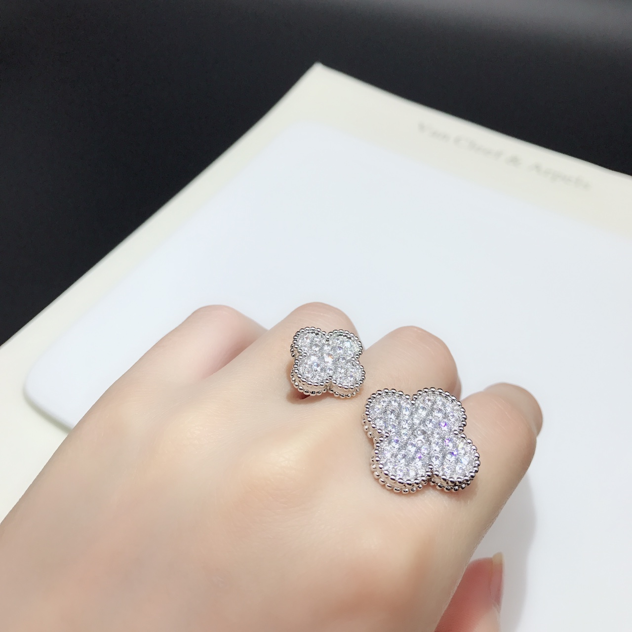 Van Cleef & Arpels 独家高端定制梵克雅宝VCA 双花满钻戒指