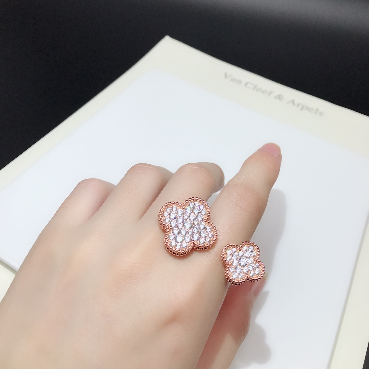 Van Cleef & Arpels 独家高端定制梵克雅宝VCA 双花满钻戒指