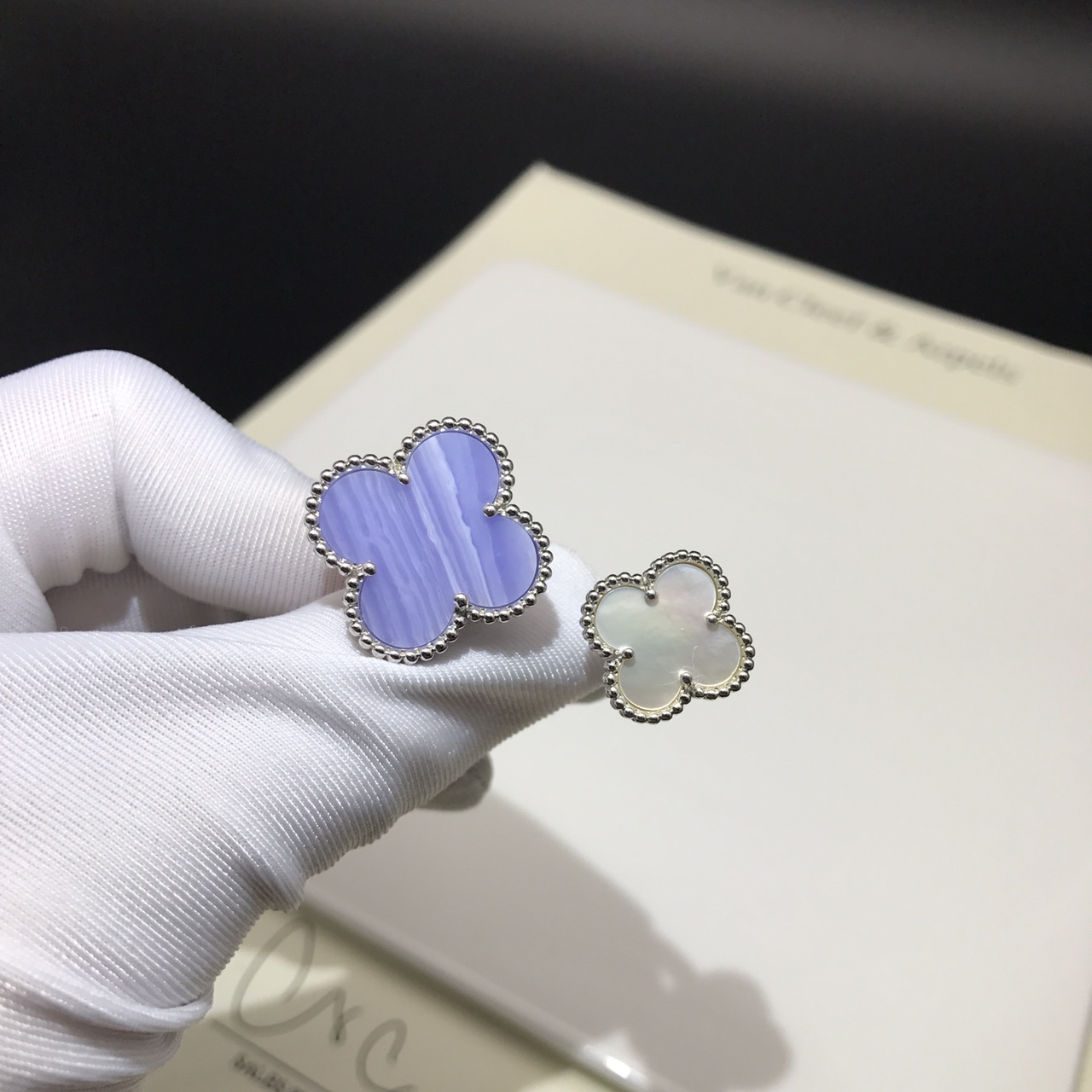 Van Cleef & Arpels 独家高端定制梵克雅宝VCA 双花天然石头戒指