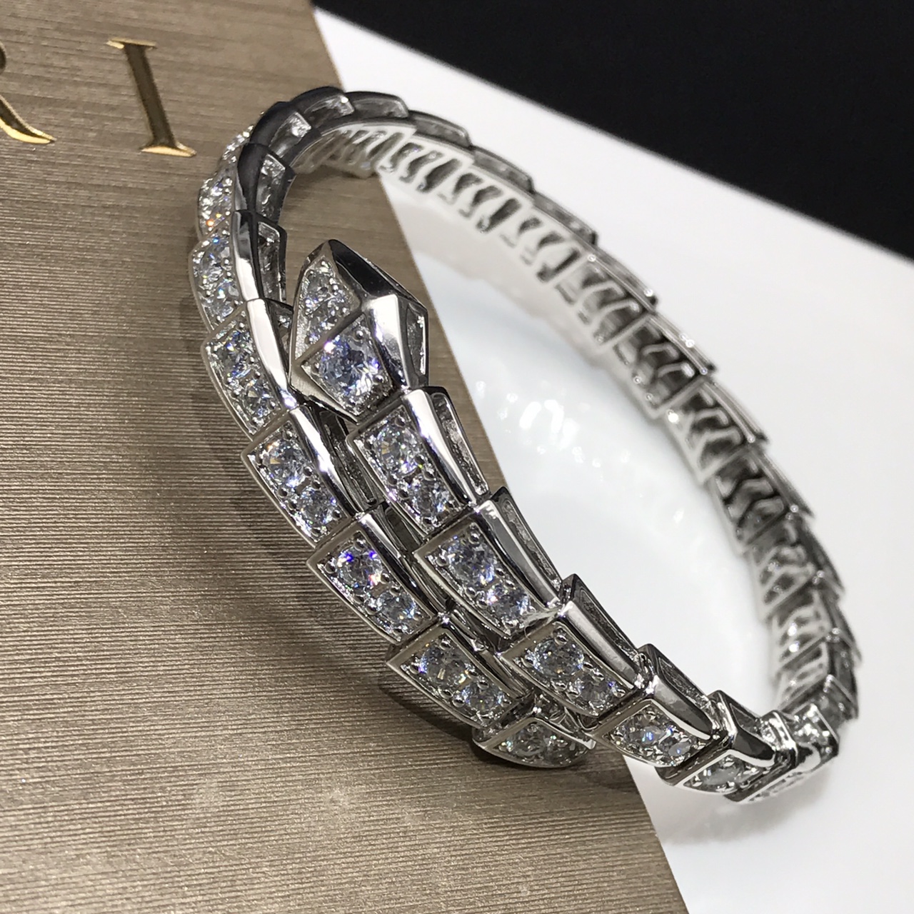 Bottega Veneta BV宝格丽满钻蛇镯宝格丽传世风格 灵蛇蜿蜒的线条栩栩如生 锆钻闪烁刻骨铭心的璀璨