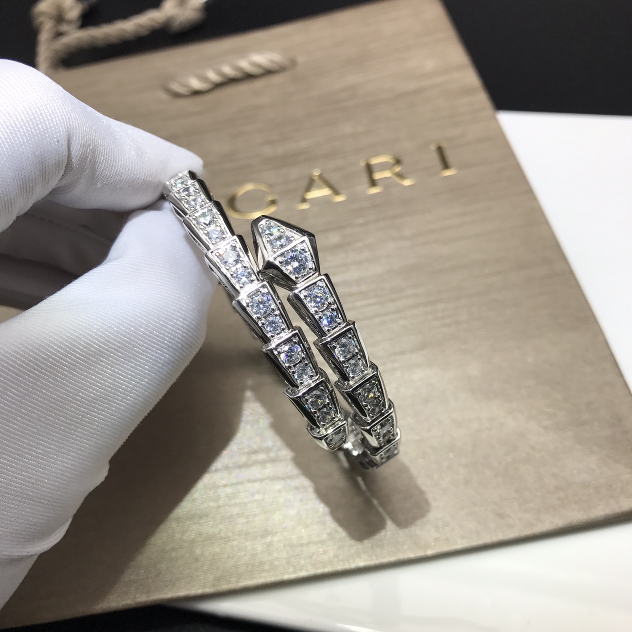 Bottega Veneta BV宝格丽满钻蛇镯宝格丽传世风格 灵蛇蜿蜒的线条栩栩如生 锆钻闪烁刻骨铭心的璀璨